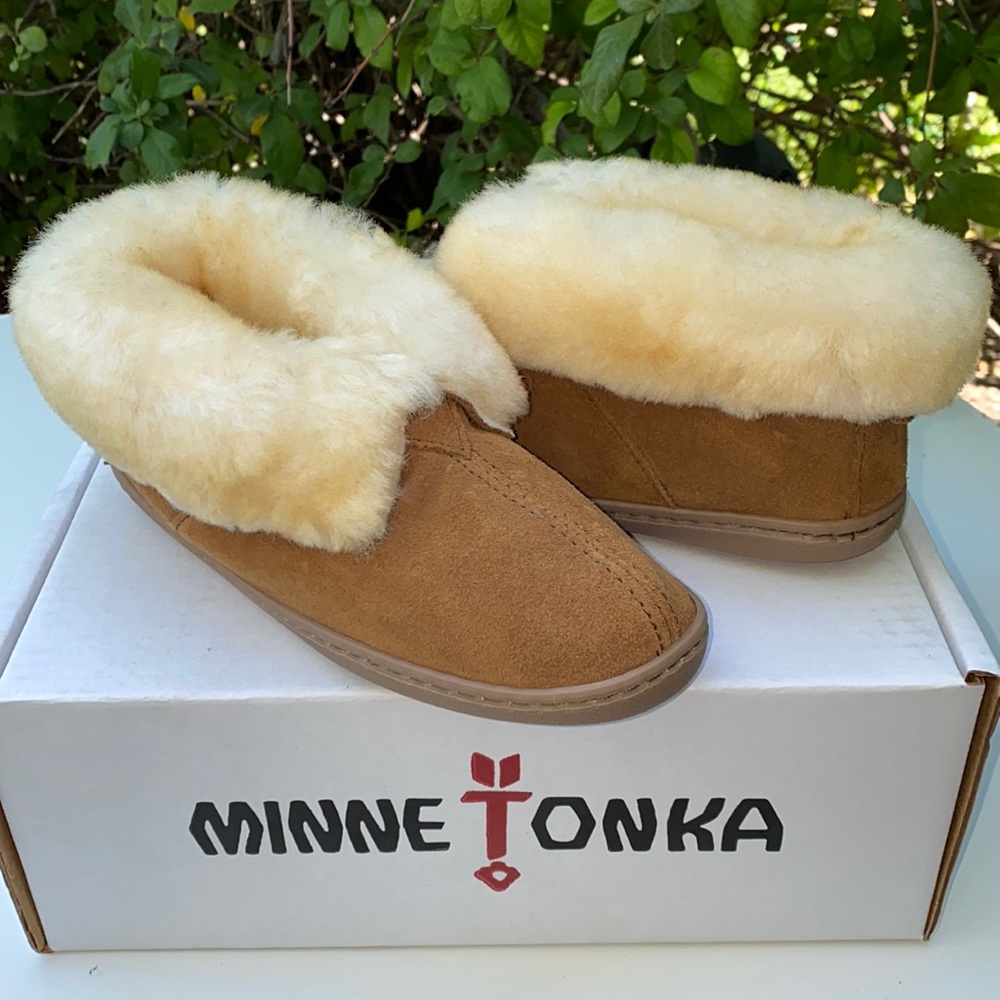 AUTH NIB MINNETONKA SHEEPSKIN ANKLE BOOTS TAN